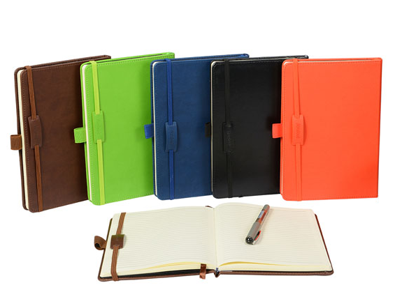 מחברות A5 דמוי עור, 96 דפים.
תא פנימי. 
כולל סגר גומי, מקום לעט בכריכה, סימניית פשתן וכיס מסמכים אחורי.

