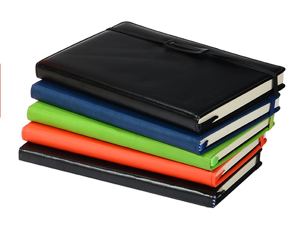 מחברות דמוי עור. גודל מחברת A6, כולל סגר גומי, מקום לעט, סימניית פישטן וכיס מסמכים אחורי.
96 עמודים.