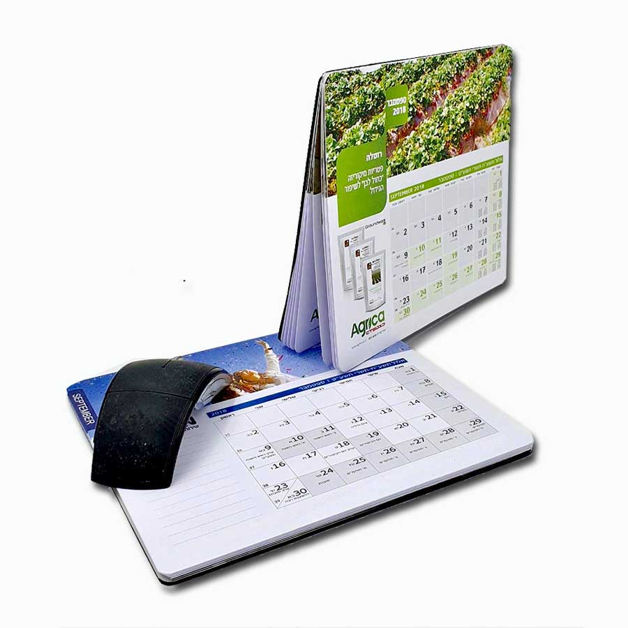 לוח שולחני פד לעכבר בהפקה מיוחדת, בצורת פד לעכבר, מורכב מבסיס גומי ועליו דפי חודשים הנתלשים בקלות, נייר מיוחד נייר בד 240 גרם. 
מידות: 22x19 ס