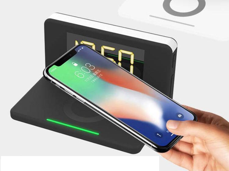 שעון מעורר עם תאורה כולל מטען אלחוטי מהיר עוצמת טעינה 10W.
עוצמה חזקה של צלצול. 
תואם לכל המכשירים עם טעינה אלחוטית. 