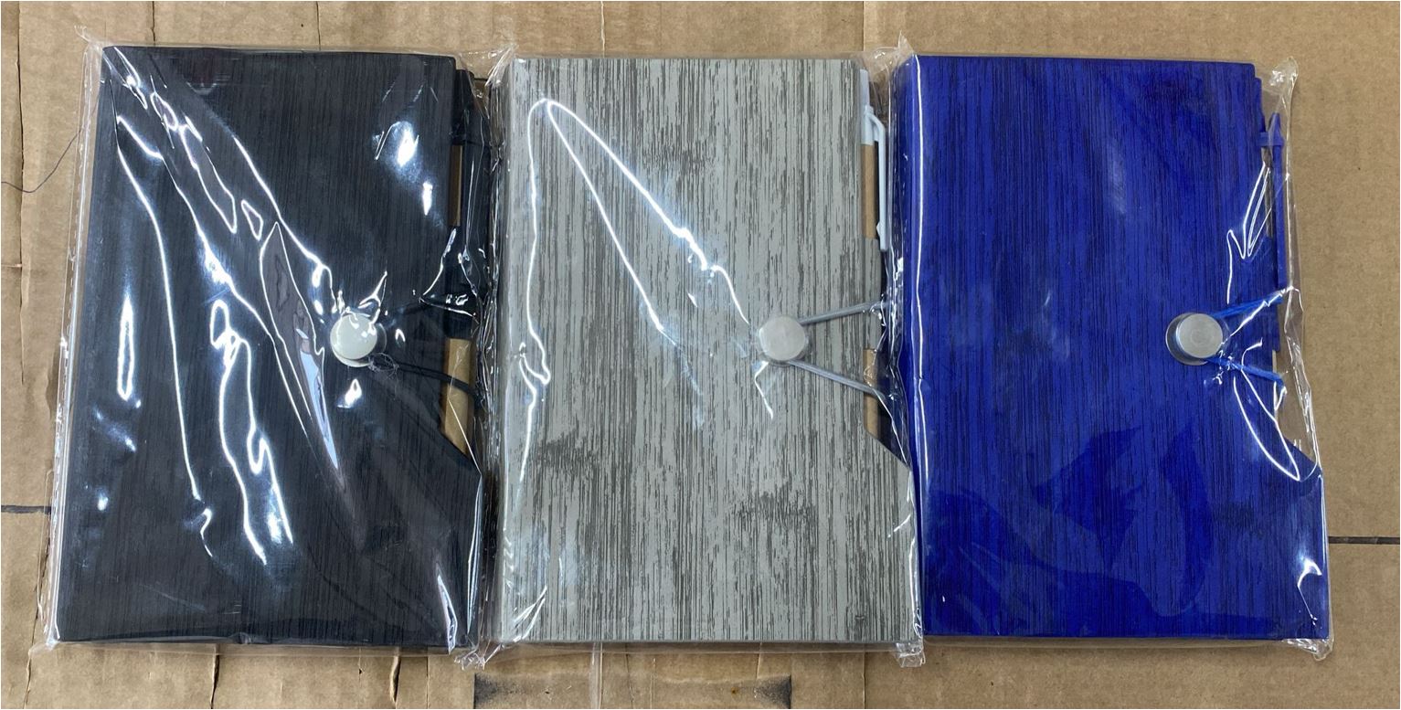 פנקס ממו כריכת פי. יו דמוי עץ עם סימניות. 
פנקס ממו נייר דביק ועט ממוחזר.