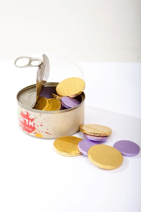 קופסת פח מטבעות שוקולד ממותגת.