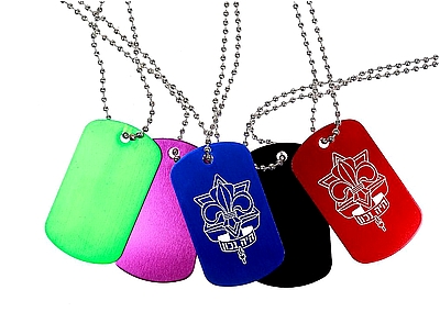 דיסקית מתכתית עם שרשרת.