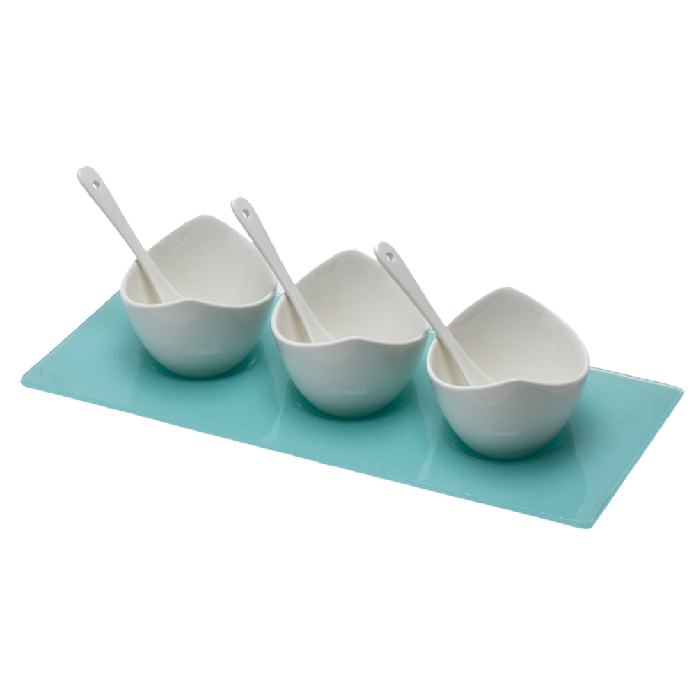 סט 3 קעריות קרמיקה פורצלן עם כפיות במגש זכוכית מלבני.