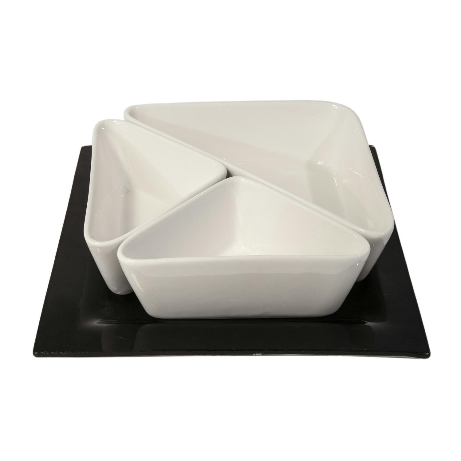 סט 3 צלוחיות משולשות מקרמיקה פורצלן במגש זכוכית מלבני.
מידות: 23x23 ס”מ.