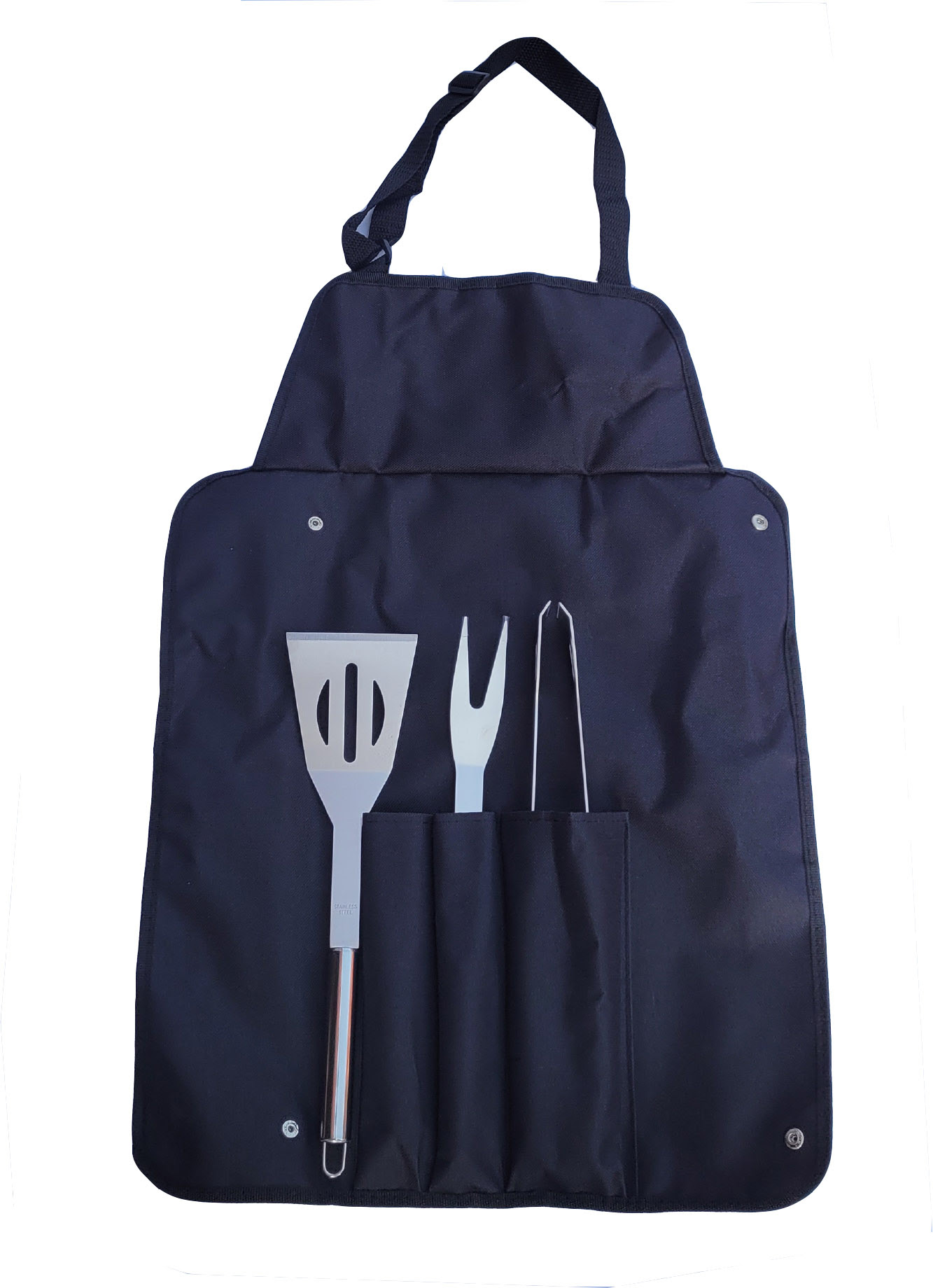 סט ברביקיו הכולל מזלג, מלקחיים ומרית על סינר.
הכלים מונחים בכיסים נוחים לשליפה ועבודה על הגריל.
כלי הברביקיו עשויים ממתכת אל חלד עבה.
הסינר גדול וכולל אבזם להתאמת אורך הרצועה לצוואר כפי שנדרש.
