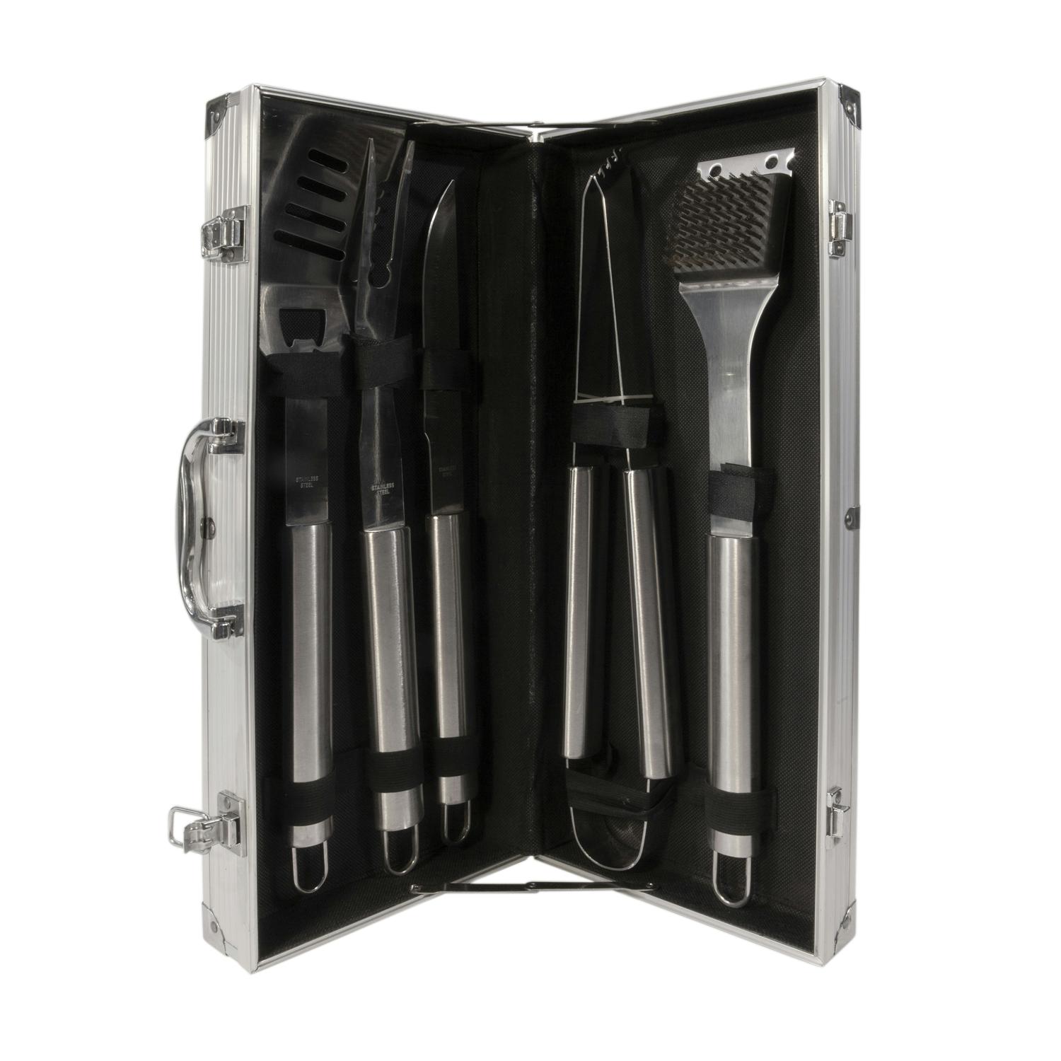 סט 5 כלים למנגל הכוללים: מברשת, מלקחיים, סכין, מזלג ותרבד עם פותחן בירות.
מידות: 46x22x8 ס”מ.