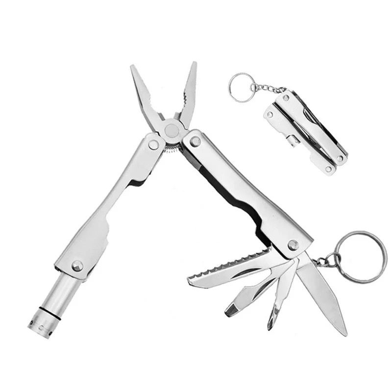 מחזיק מפתחות 7x3 ס”מ עם מיני אולר מתכתי, כולל פלייאר ופנס.