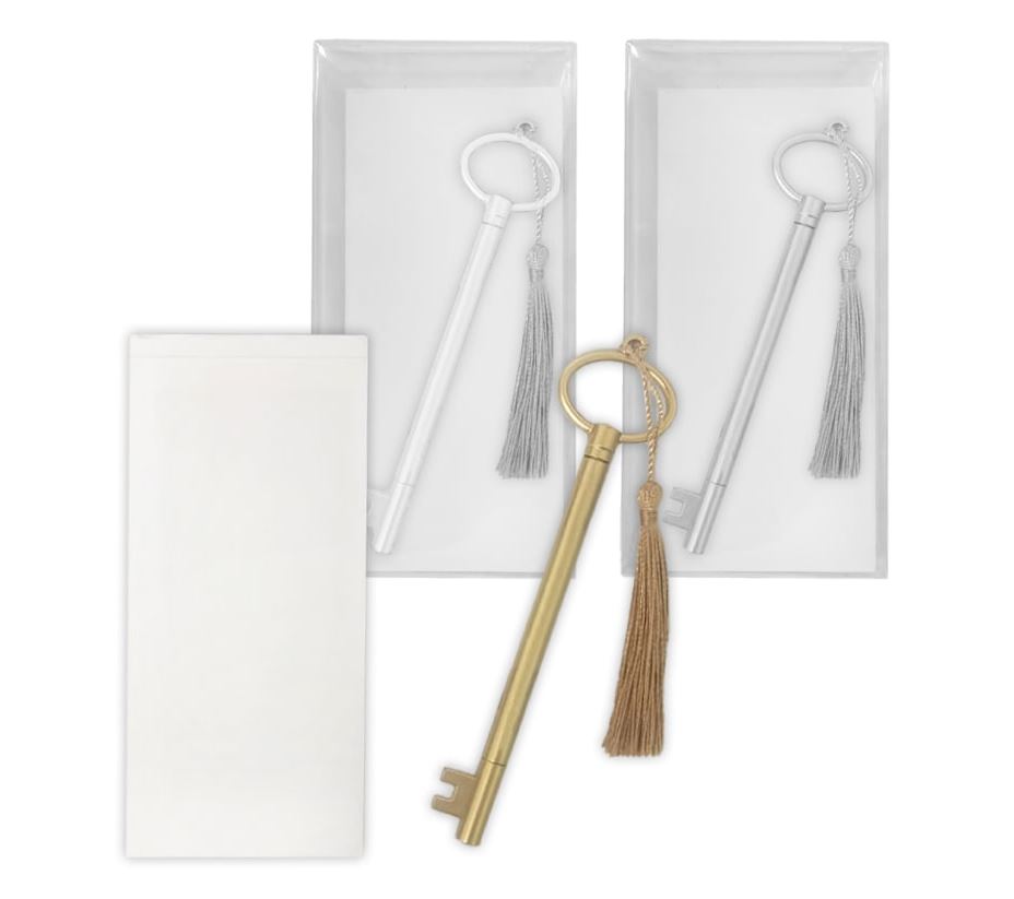 לאקי - סט עט מפתח ופנקס. 
סט בקונספט מפתח הכולל פנקס מגנטי מעוצב ועט ייחודי בצורת מפתח המשולב עם גדיל דקורטיבי להשלמת המראה.
גודל הפנקס: 14.5x0.9x7 ס