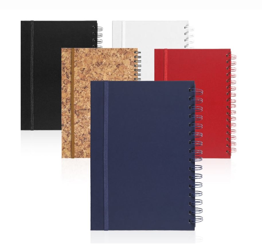 פארט - מחברת ספירלה מעוצבת דמוי עור גודל A5 עם סימניה צבעונית.
שולי הדפים בצבע תואם. 
שולי הדפסים בצבע. 
112 דף. 