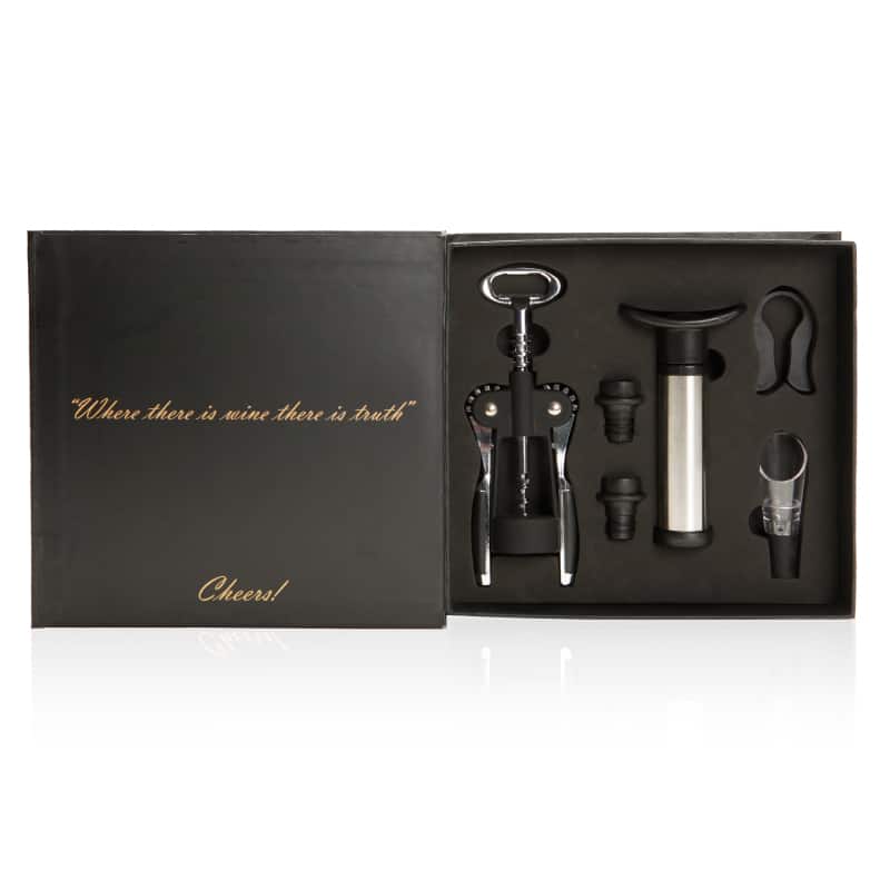 שרדונה - סט אביזרי יין במארז ספר מהודר הכולל פותחן יין, משאבת וואקום עם זוג פקקי אטימה לסגירה הרמטית של הבקבוק ושמירה על איכות היין, סכין קילוף ופיית מזיגה אקרילית.