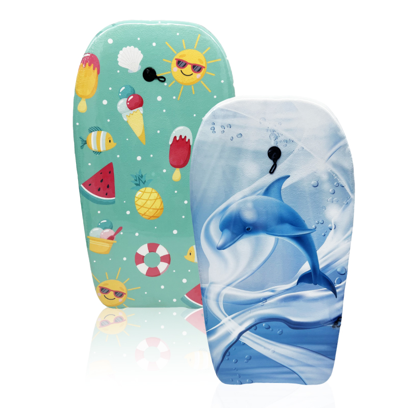 בוגי - גלשן בוגי קשיח לילדים בעיצוב דולפין וים. 
הגלשן מגיע עם חבל קשירה המתאים לרגל וליד לנוחות השימוש.
אורך 85 ס