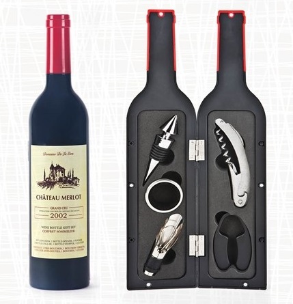 ערכת יין בבקבוק גדול. 
ערכת יין אלגנטית בעצוב בקבוק הכוללת פותחן, חותך רדיד, משפך, טבעת למניעת טפטוף ופקק יין. 
גובה 32 ס