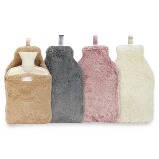 כרית חימום קלאסית למילוי מים חמים, מתאימה לשימוש ביתי יומיומי. 
הבקבוק הפנימי עשוי גומי איכותי, עבה וחזק במיוחד, שנועד להחזיק חום לאורך זמן ולהיות בטוח לשימוש. 
המיכל בנפח 2 ליטר מאפשר חימום יעיל ונוח.
הכרית מגיעה עם כיסוי חיצוני במרקם קטיפתי רך ונעים למגע, שמוסיף נוחות ומשפר את חוויית השימוש.