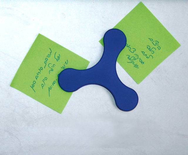 טריו - מרכז הודעות עם 3 ראשים של מגנטים חזקים במיוחד. 
אפשרות לתפעול כל מגנט בנפרד או 3 ביחד. 