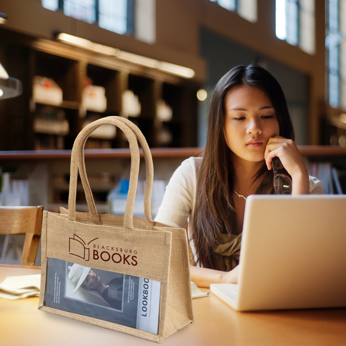  נעמה - תיק יוטה 32x22x11 ס”מ. 
תיק עשוי מסיבי יוטה טבעית.
חלון PVC שקוף לתצוגה.
ידיות נשיאה מבד תואם.
ידידותי לסביבה.