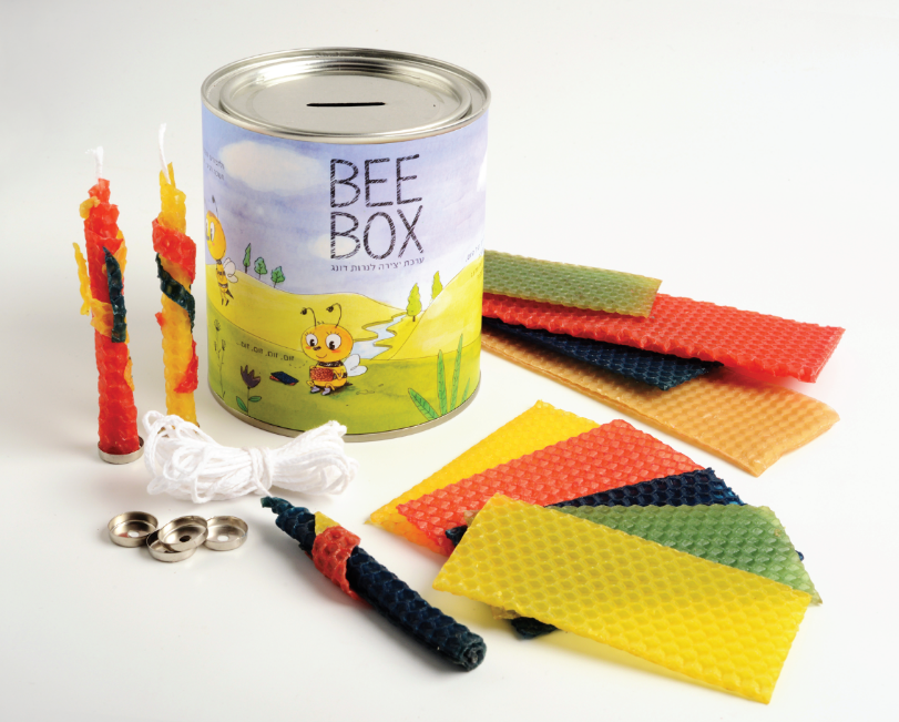 BEE BOX
ערכת יצירה מדליקה לנרות חנוכה. 
קופת חסכון מאוירת המכילה חומרי יצירה ל- 10 נרות חנוכה מדונג דבורים טבעי כולל פתילים, בסיסים לנרות ודף יצירה ושעשועים.