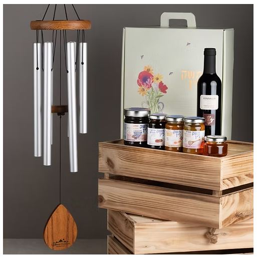 מארז בגלל הרוח - 
מארז קרטון מאויר, מידות המארז: 400x80x80 ס