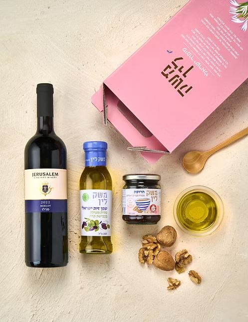 מארז רקפת - 
מזוודת שי מאויירת עם ידית נשיאה 42x16x8 ס