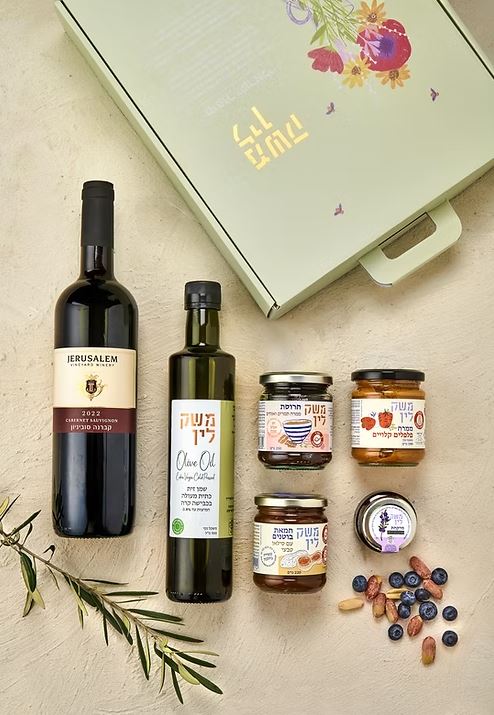 מארז הרדוף - 
מזוודת שי צבעונית עם ידית נשיאה 33x29 ס