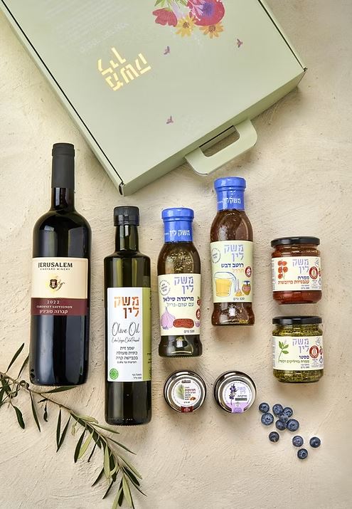 מארז כלנית - 
מארז מזוודה פרחוני עם ידית נשיאה 33x29 ס