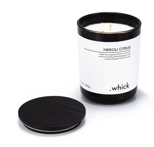 נר שני פתילים בניגודיות אלגנטית של שחור ולבן. 
הנר עשוי מתערובת שעווה מובחרת וכולל פתיל כותנה נקי. משקל: 454 גרם. 
מגיע ב 2 ניחוחות: דומדמנית שחורה, נרולי הדרים.  