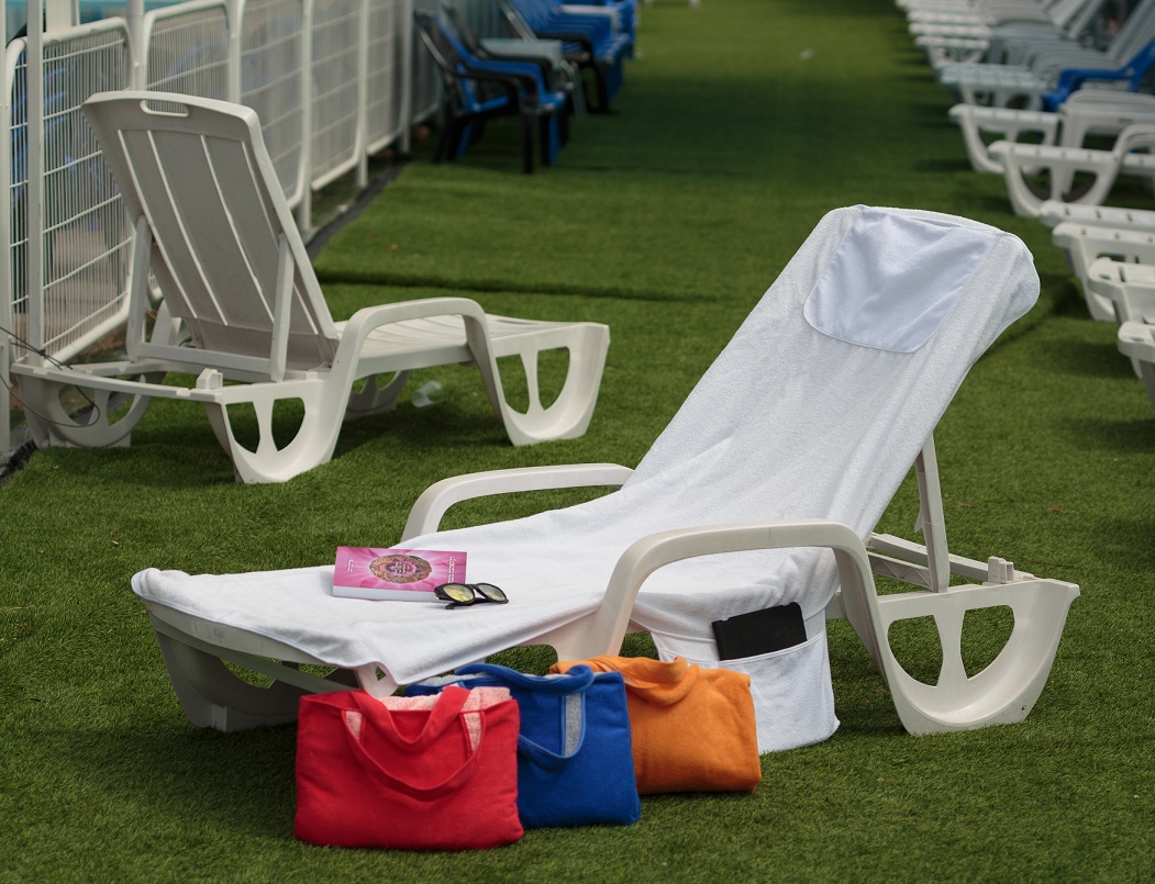 מגבת לכיסא חוף / מיטת שיזוף.
המגבת מתקפלת לתיק לנשיאה נוחה. 
מידות 190x75 ס