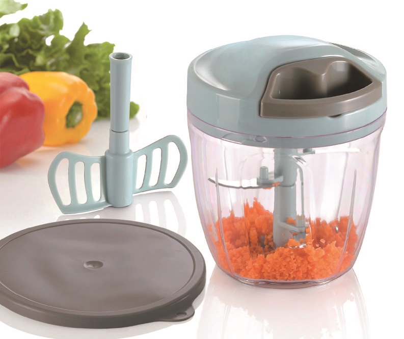 מעבד מזון מהיר – מיני גבוה, מופעל על ידי משיכה בחוט, סכין בעלת 5 להבים לחיתוך כמות גדולה של מזון.
כולל אביזר הקצפה להכנת רטבים וקולף שום.
כולל מכסה לקערה.