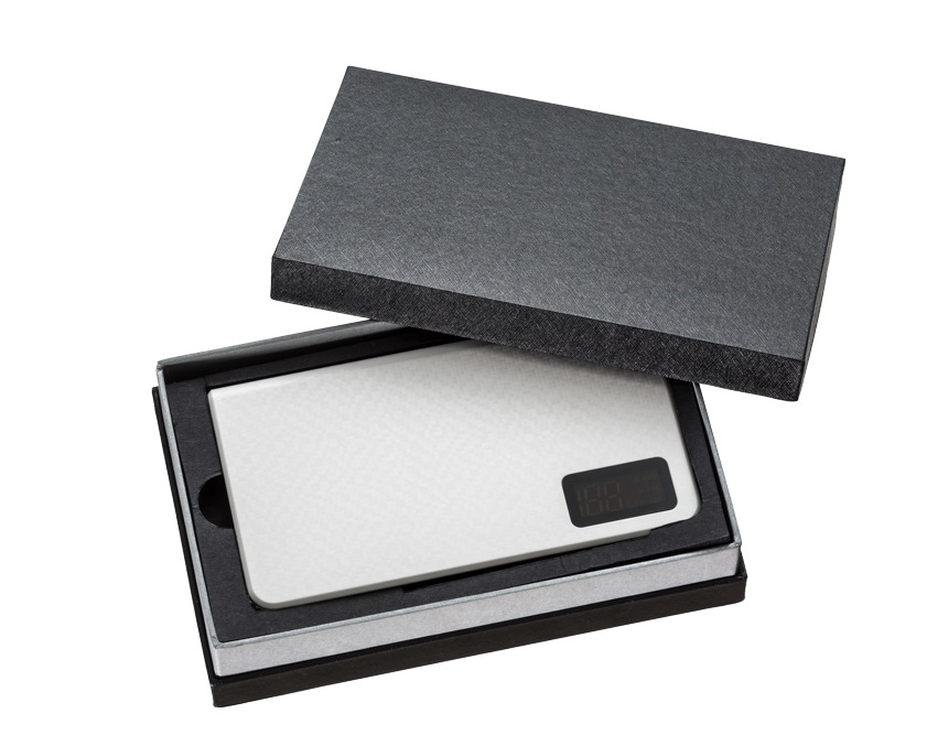 פאוור בנק מעוצב דמוי קארבון, כולל צג דיגיטלי בעוצמה 8000 מיליאמפר.
2 יציאות USB, כולל מטען USB צמה עם 3 מתאמים: לייטנינג לאייפון 6-7, מיני USB למכשירי אנדרואיד, וחיבור USB type C למכשירי אייפון 8 וגלקסי 8.