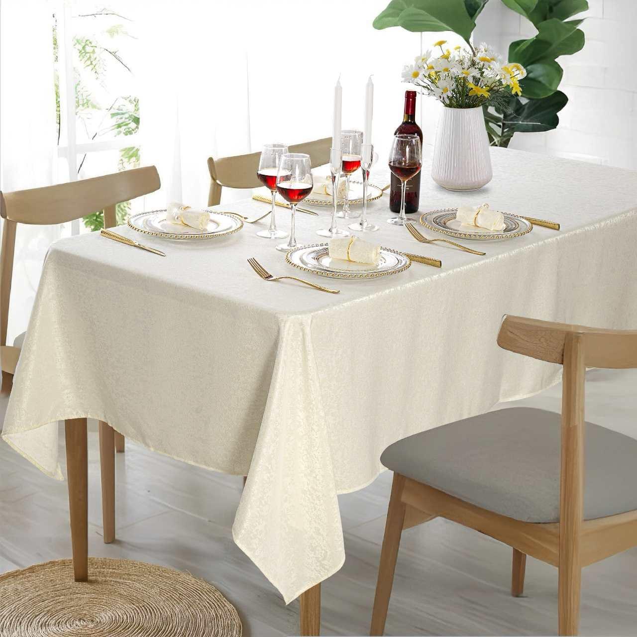 סט מהודר לשולחן חג הכולל: מפה 300x155 ס"מ, 10 מפיות עם חבקי פנינה, זוג פמוטי זכוכית, זוג נרות. 