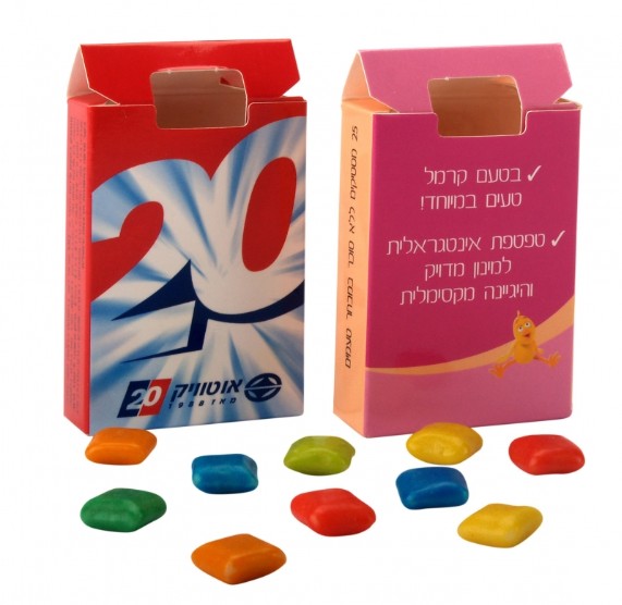 קופסת מסטיקים ממותגת - אריזות המכילות מסטיקים צבעוניים בטעמי פירות 