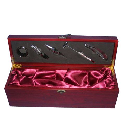 סט יוקרתי הכולל פותחן מלצרים, משפך, טבעת למניעת טפטוף ופקק יין. 