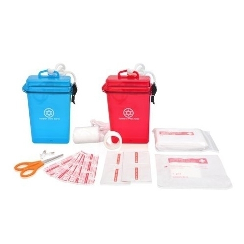 ערכת עזרה ראשונה קופסא שקופה ואטומה. 
מכיל: תחבושת + 5 פלסטרים + מספריים + סלוטייפ לבן + 4 מגבוני אלכוהול לחיטוי + פד גזה מגולגל.