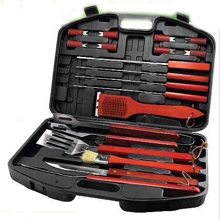 ערכת ברביקיו 18 חלקים במזוודה - 
ערכת גריל מקצועית הכוללת כלי נירוסטה עם ידיות עץ: מלקחיים, מרית, סכין, מברשת, שיפודים, מחזיקי תירס וכלי ניקוי גריל. 