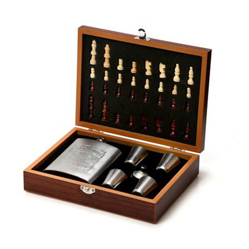 סט פלאסק עם כוסות ומשפך בצורת שח-מט.
קיבולת 8 oz.