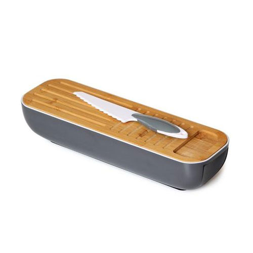 מתקן רב שימושי לאחסון הגשה ופריסה. 
קופסה מעוצבת עם מכסה במבוק המשמש גם כקרש
חיתוך, וסכין משוננת תואמת. 
מידות הקופסה: 40×12.3×8.5 ס