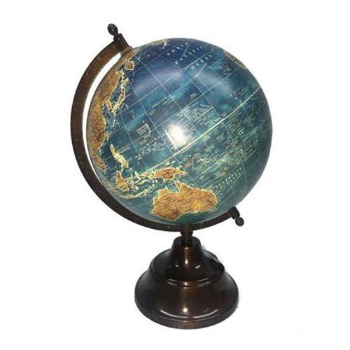 גלובוס מעוצב על בסיס נחושת. 
קוטר כדור 20 ס