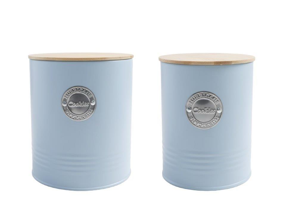 זוג קופסאות מעוצבות לעוגיות עם מכסה במבוק. 
צנצנות מתכת מעוצבות עם מכסי עץ אטומים, שומרות על טריות ומוסיפות סטייל למטבח.
גדלים: 11×11×14 ס