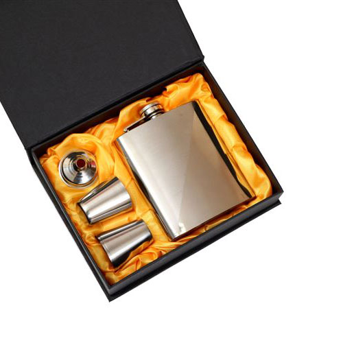 פלסק - סט פלסק ייחודי בנפח 7 אוז הכולל משפך וכוסות תואמות, עשוי פלדת אל-חלד.