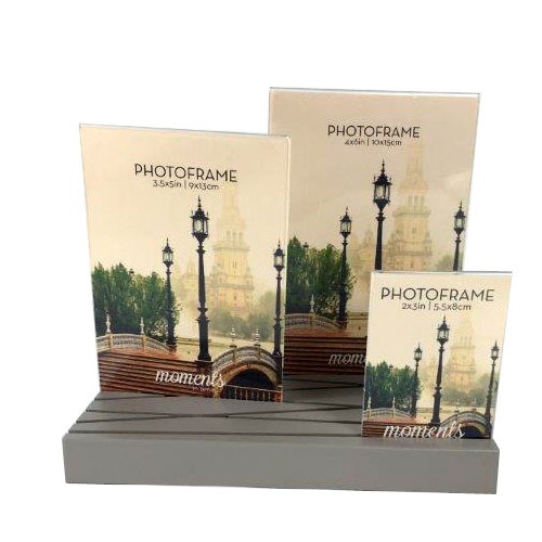 אורגנייזר מסגרות שולחני.
סט 3 מסגרות בגדלים שונים על בסיס עץ מחורץ.
ניתן למקם את המסגרות בדרכים שונות על הבסיס ואף לצרף פתקיות ממו/כרטיסי ביקור.