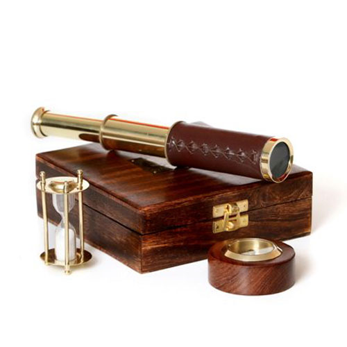 סט משקפת חד עינית, מצפן ושעון חול מוזהב.
מידת קופסה: 15x15 ס