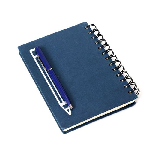 מחברת A5 משולבת עם כריכה ועט מגנטיים.