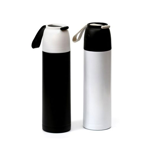 תרמוס מעוצב חצי ליטר עם כוס וידית סיליקון לנשיאה. 
פיית המוצר לשתייה ישירה של חם וקר.