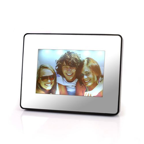 גם מראה גם מסגרת עם תאורת LED.
מראה שהופכת למסגרת תמונה בלחיצת כפתור המוארת ע