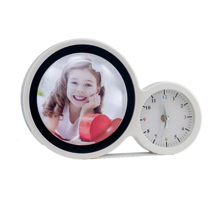 שעון עם מסגרת לתמונה.
התצוגה משתנה כאשר לוחצים על מתג on/off.