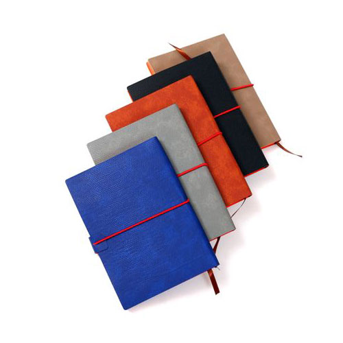 מחברת A5 מהודרת עם כריכה דמוי עור וסוגר גומי.
120 עמודים עם שוליים צבעוניים.
