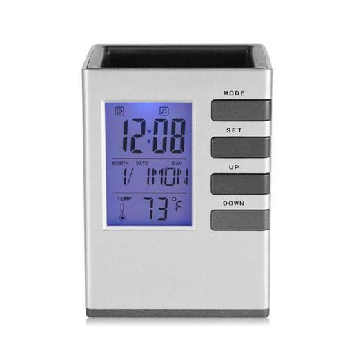 מעמד שולחני קובייה לעטים + תאריכון/שעון דיגיטלי. 
משמש ככוס לעטים. 