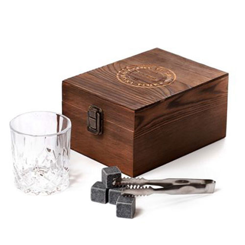 סט ויסקי הכולל כוס, ארבע אבני ויסקי טבעיות ומלקט קרח.