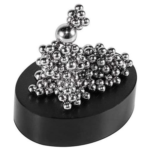 משחק מנהלים מגנטי כדורים. 