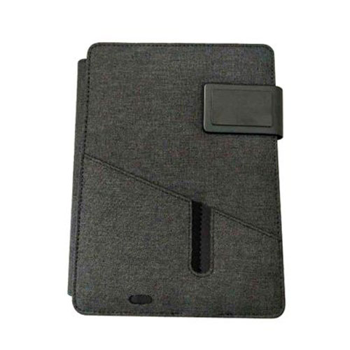 מחברת מכתבייה ארגונית עם POWER BANK בנפח 5000MAH. 
חומר הכריכה הינו בד איכותי בצבע אפור עכבר.
סגירה מגנטית. 
מחברת בינלאומית בגודל A5 עם שורות 65 דף. 
מתאמי טעינה למכשירי אייפון, אנדרואיד ו type-C.